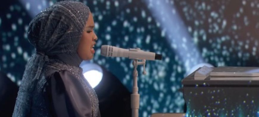 Simon Cowell Peluk Putri Ariani di Final America’s Got Talent 2023