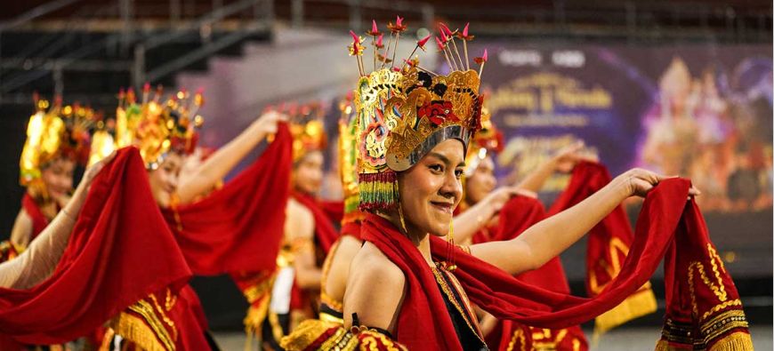 Bukan Asal Jepit, Begini Teknik Memasang Hiasan Kepala Penari di Pagelaran Sabang Merauke 2026